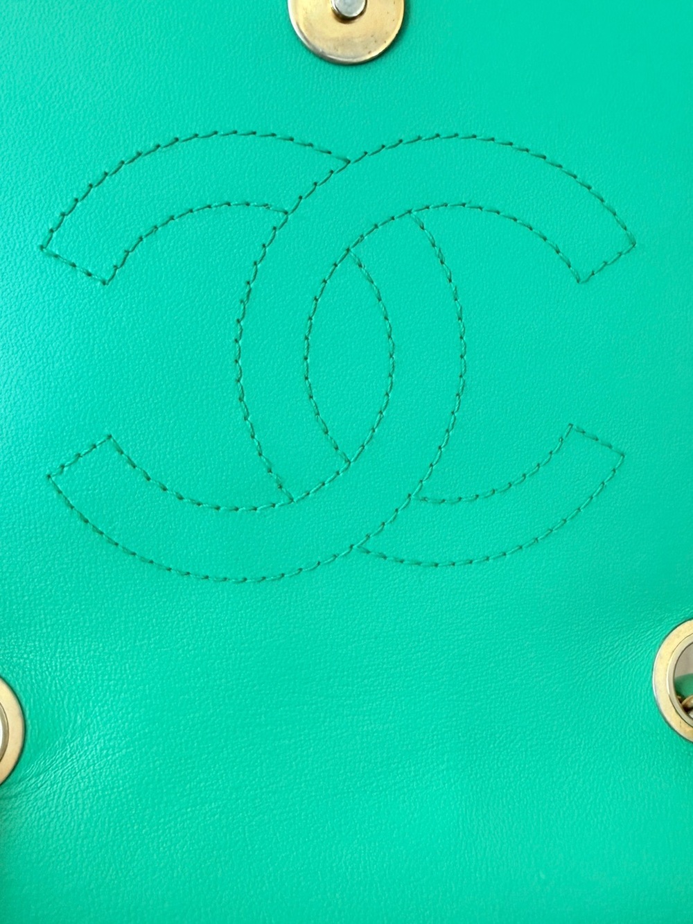 CHANEL Filigree Flap bag, quilted caviar, medium, green - Picture 5 of 13